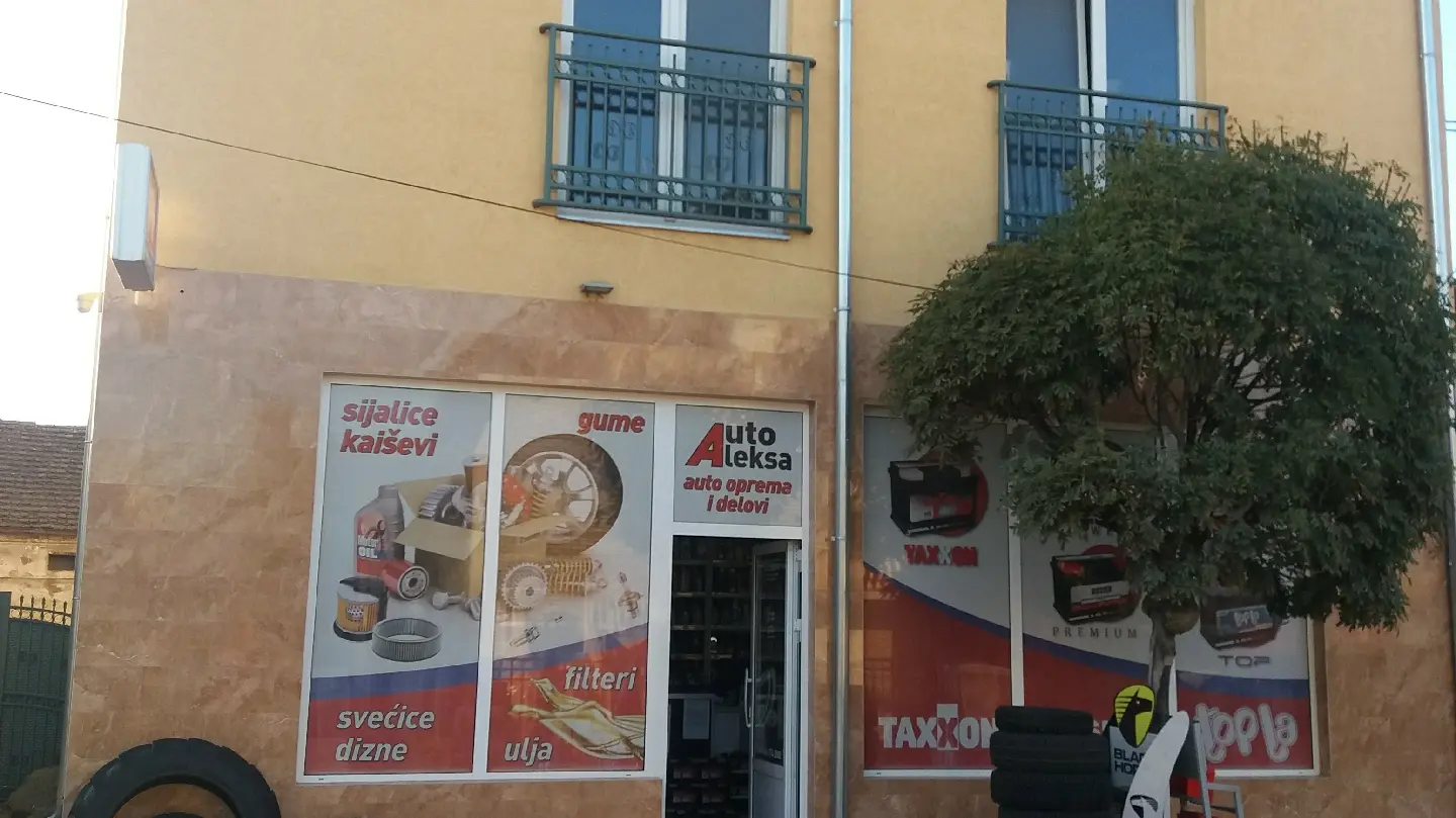 Izlog radnje Auto Aleksa u Kneza Miloša 42, Čačak