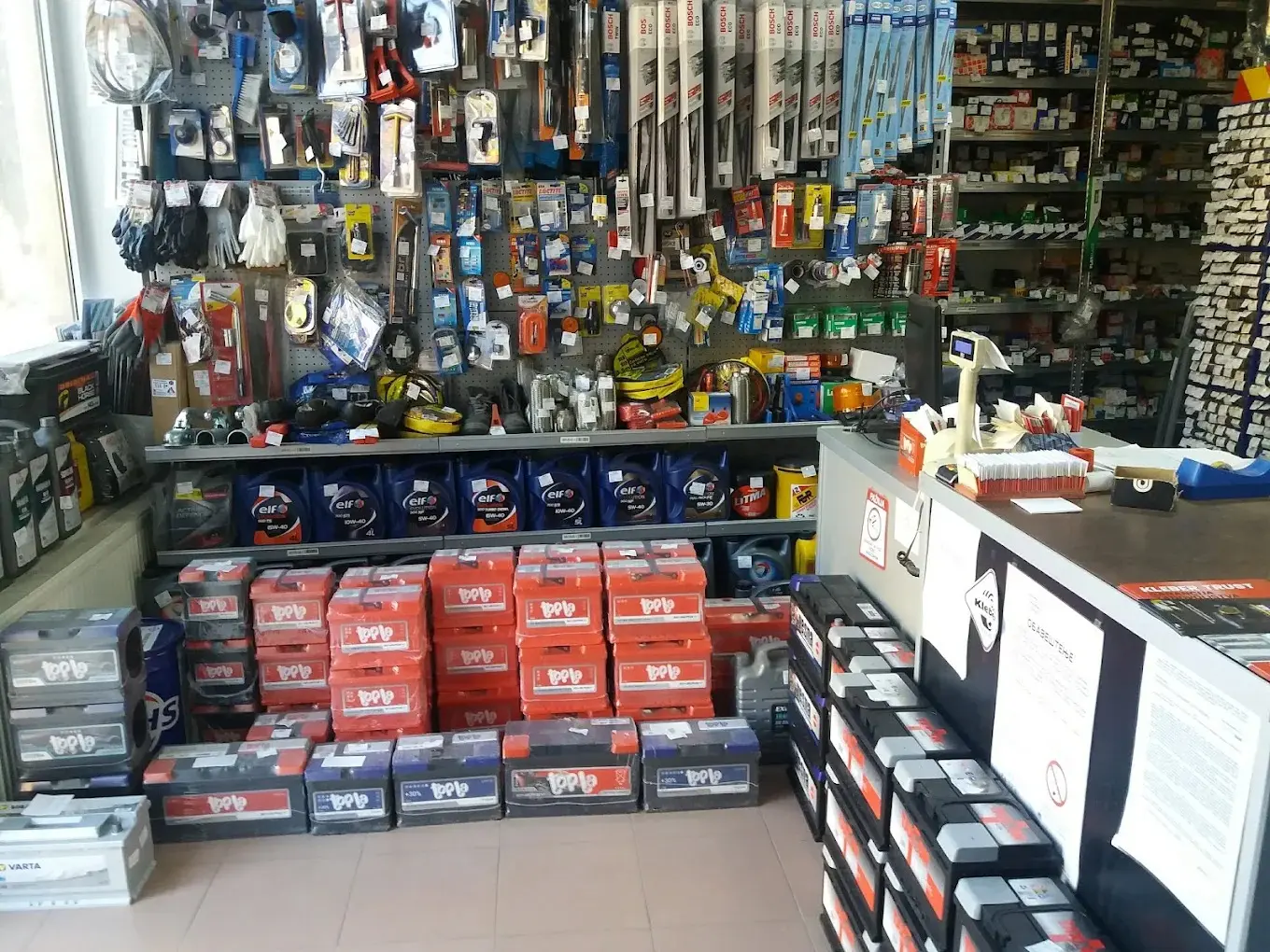 Pult radnje sa Topla akumulatorima, brisačima i uljima