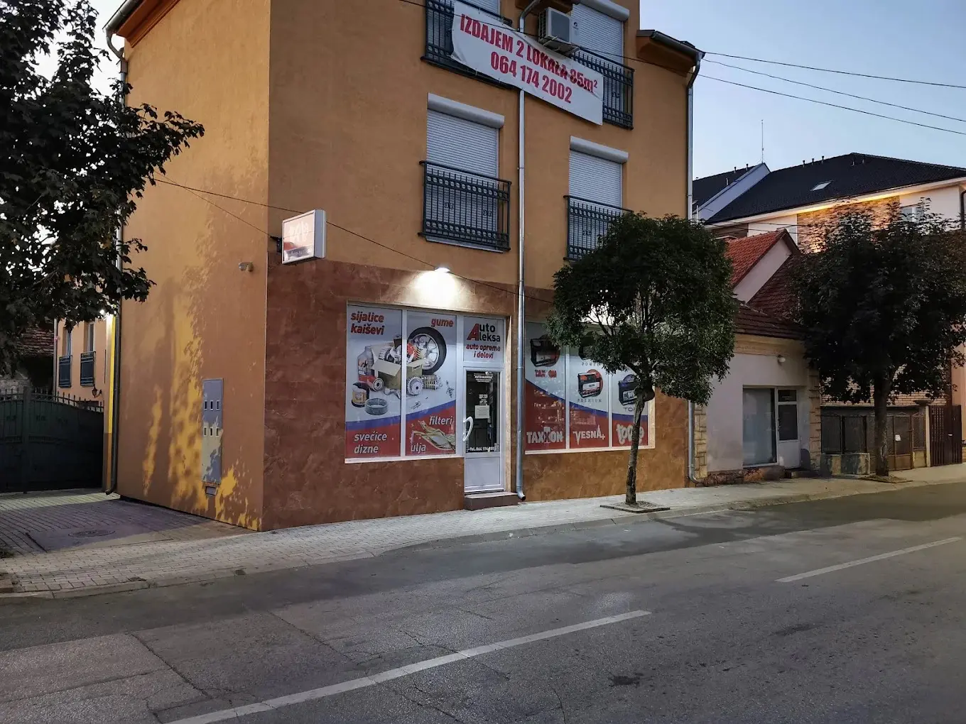 Zgrada radnje Auto Aleksa uveče