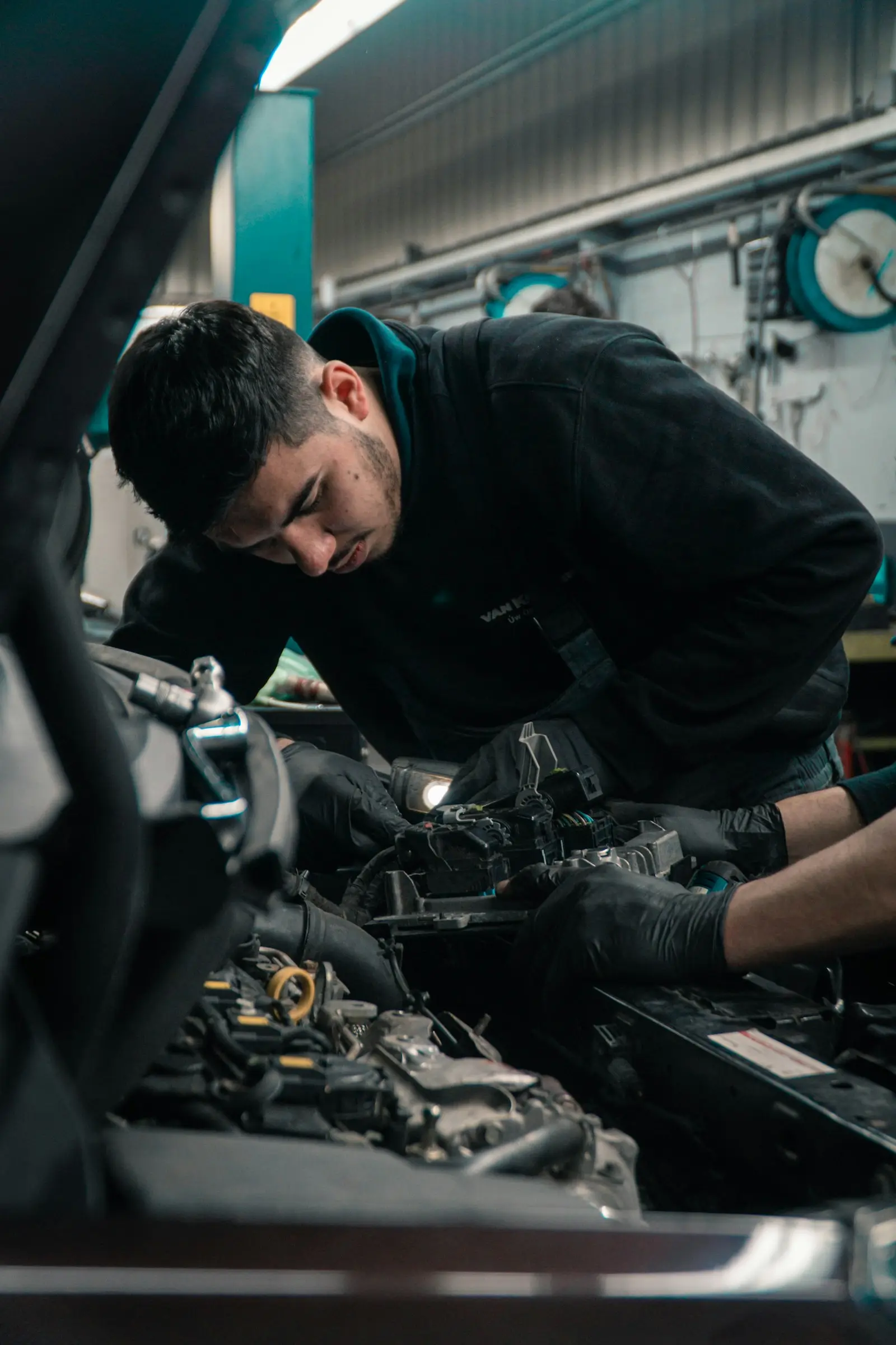 Majstor proverava elektriku na motoru automobila